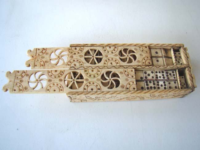 A Rare Napoleonic period Prisoner-of-War made bone Double Dominoe Box circa 1795-1810 — image 2